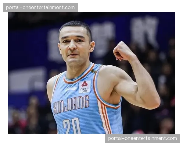 特写：老将西热力江替补席执教，场上场下双重角色