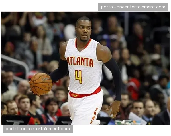 加的斯主场，球迷巨型Tifo致敬效力球队十年的老将