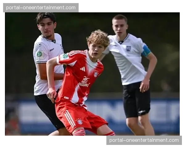 拜仁青训持续产出，16岁前锋冯陶贝参加一线队训练