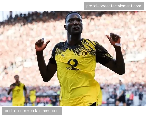 吉拉西小角度射门击中横梁，多特蒙德错失扳平良机